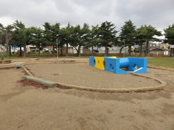 むつ運動公園児童公園　コンクリート製遊具・砂場・ベンチ