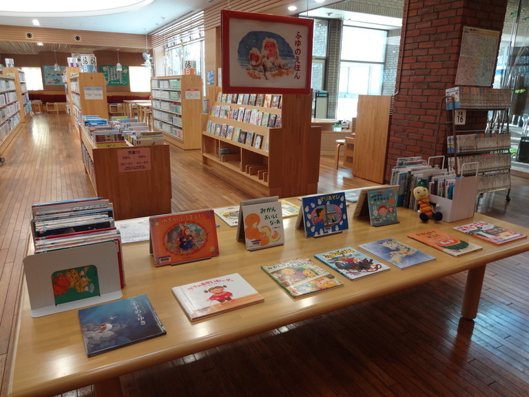 児童特別展示1月①「ふゆのえほん」