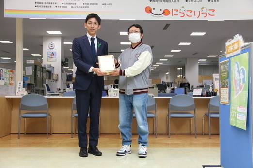 積み木を受け取った方と市長との記念写真