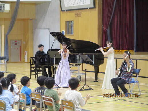 第三田名部小学校での演奏家全員演奏
