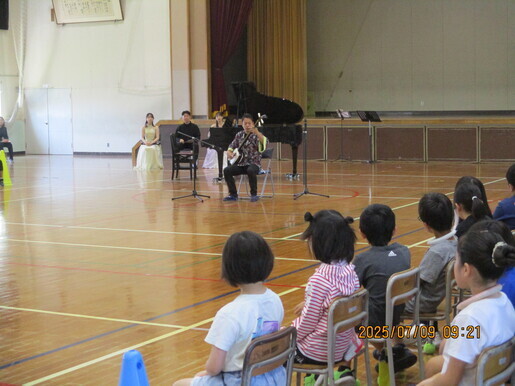 大平小学校での芸術鑑賞教室
