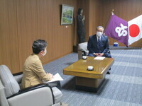 宮下市長と歓談する伊藤会長