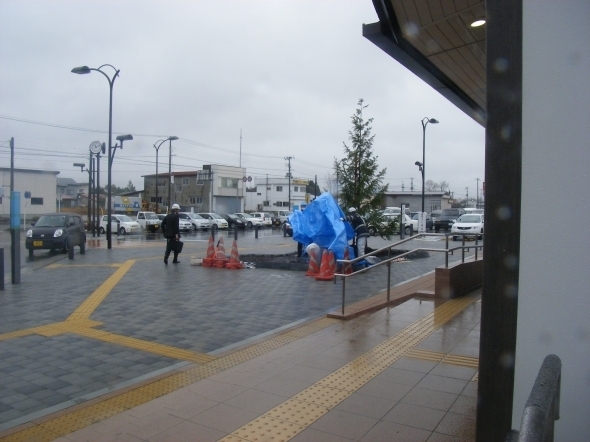 下北駅前広場モニュメント