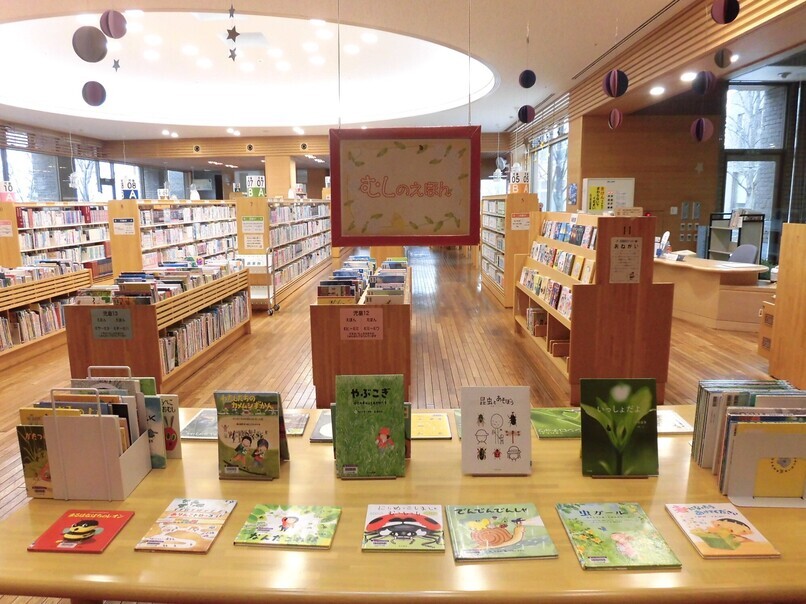 児童特別展示3月①むしのえほん