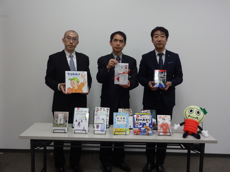 青森高校・青森東高校むつ下北同窓会様からの図書寄贈贈呈式