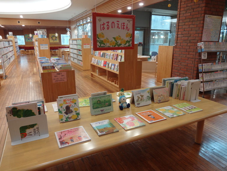 児童特別展示4月①「はるのえほん」