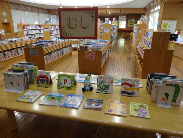 児童特別展示5月①「むしのえほん」