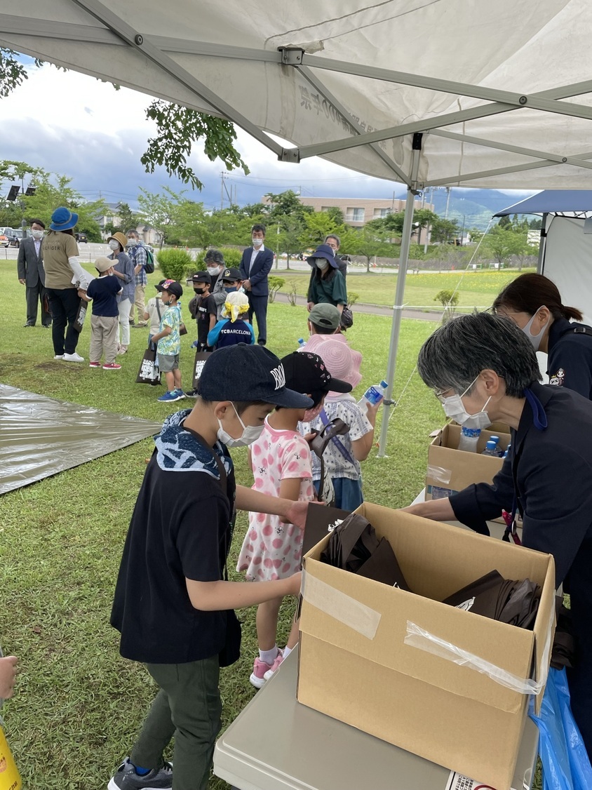 記念品をプレゼント